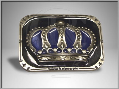 Crown belt buckle
